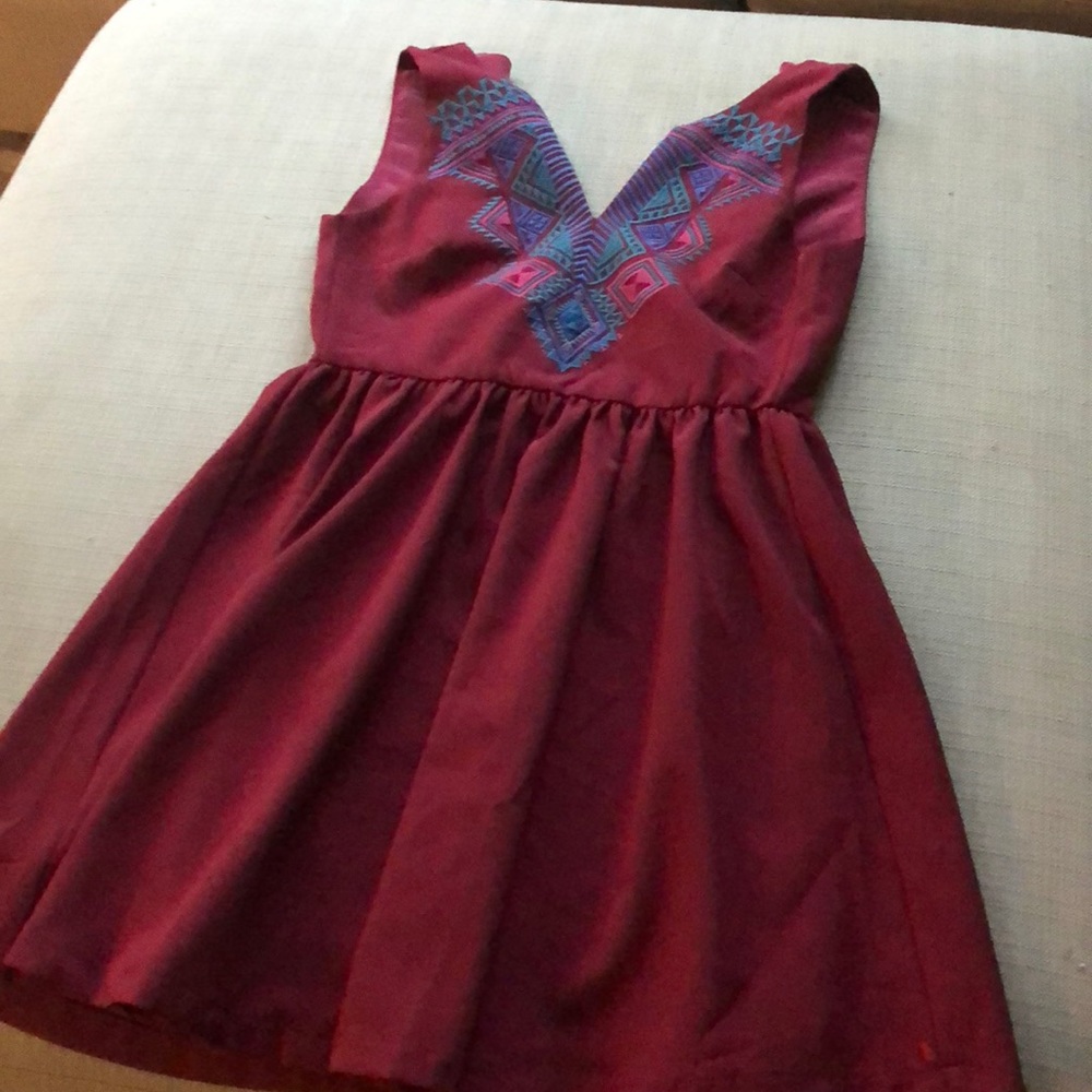 BURGUNDY V-NECK DRESS